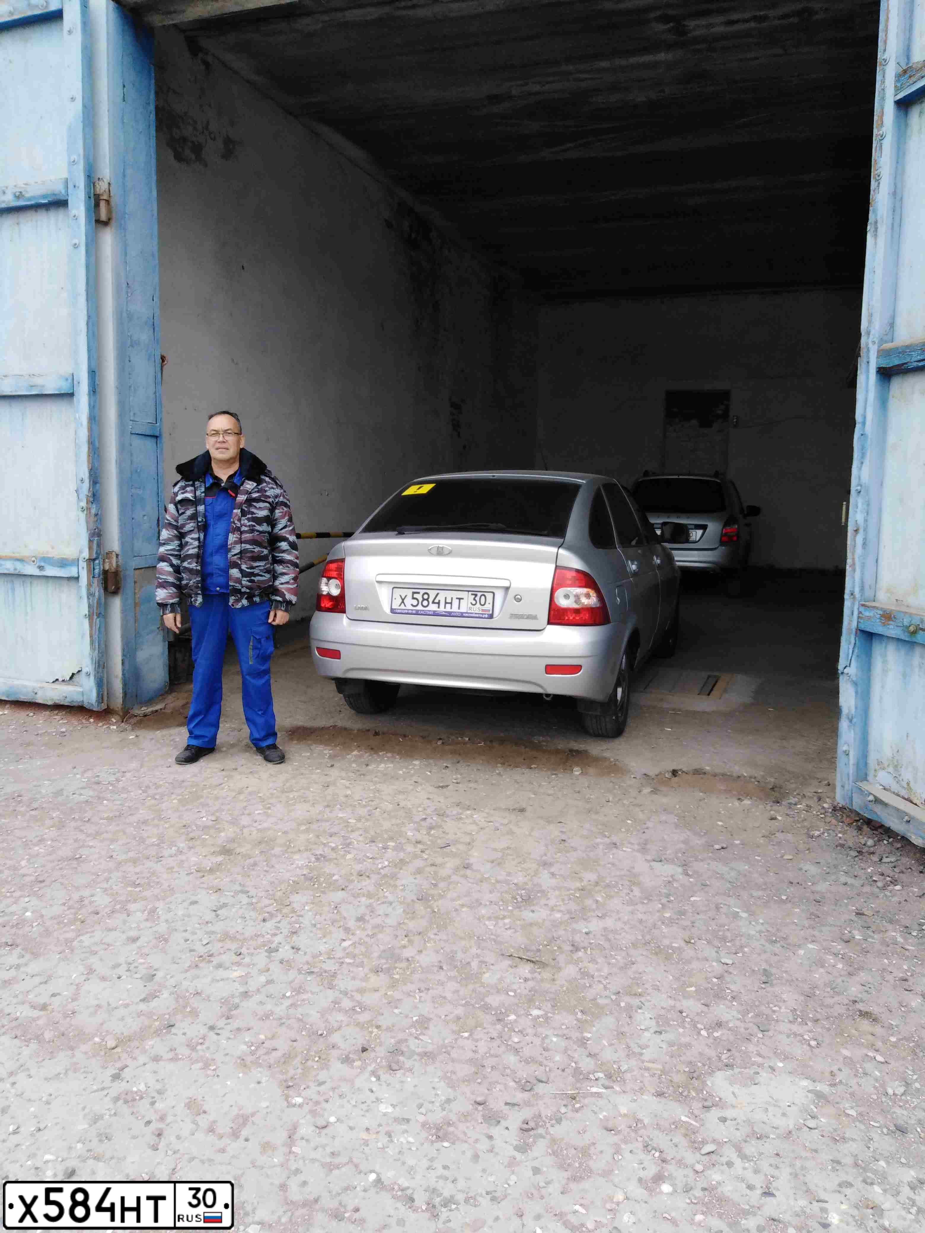 Фото автомобиля LADA 2172 PRIORA, 2013 — госномер Х584НТ30. Цвет: СЕРЫЙ СВЕТЛЫЙ