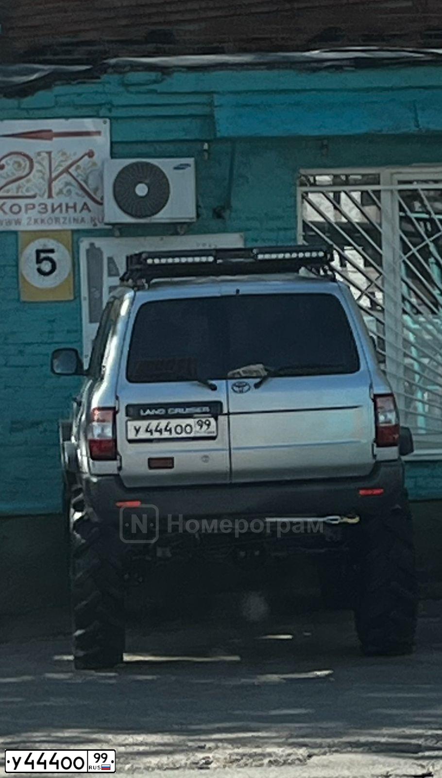 Фото автомобиля TOYOTA LANDCRUISER, 2016 — госномер Е200АО977. Цвет: ЧЕРНЫЙ
