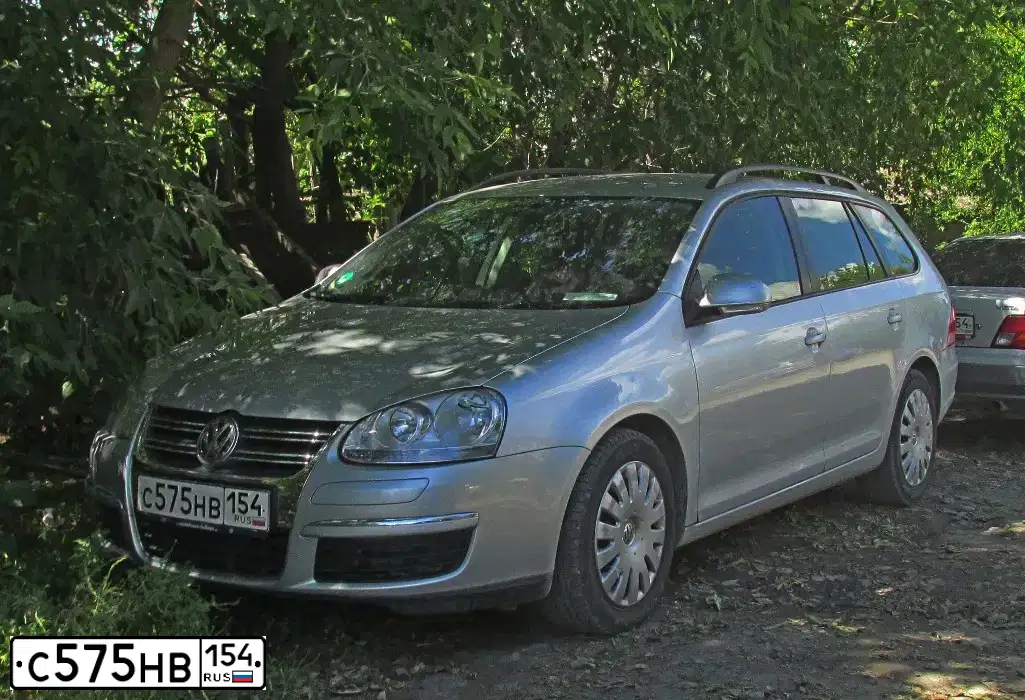 Фото автомобиля VOLKSWAGEN GOLF, 2008 — госномер С575НВ154. Цвет: СЕРЫЙ