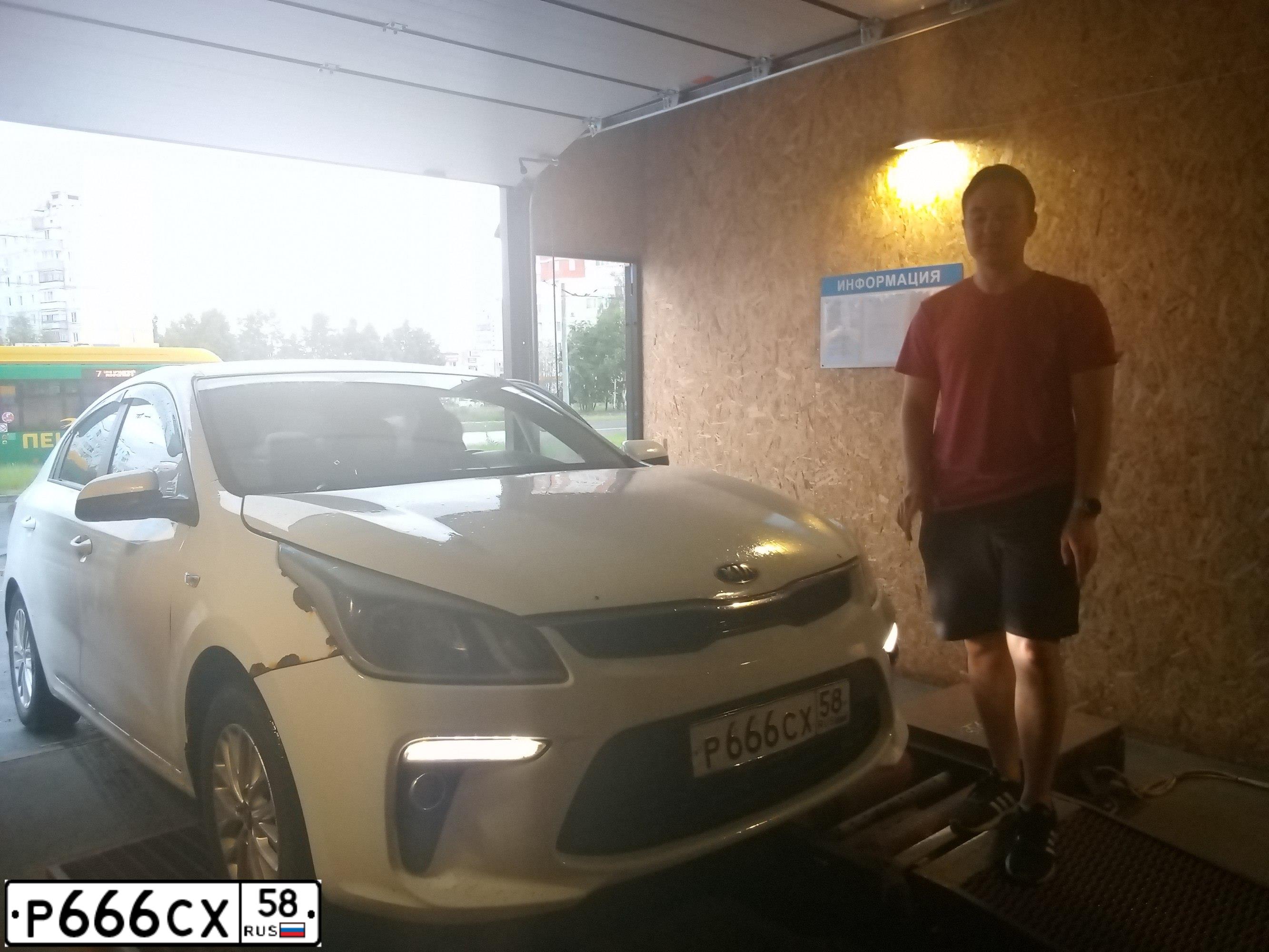 Фото автомобиля KIA RIO, 2019 — госномер Р666СХ58. Цвет: БЕЛЫЙ