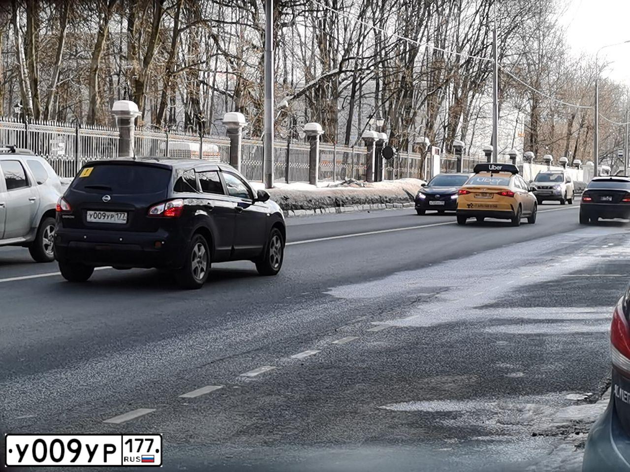 Фото автомобиля VOLKSWAGEN PASSAT, 1996 — госномер Р184ОО777. Цвет: синий