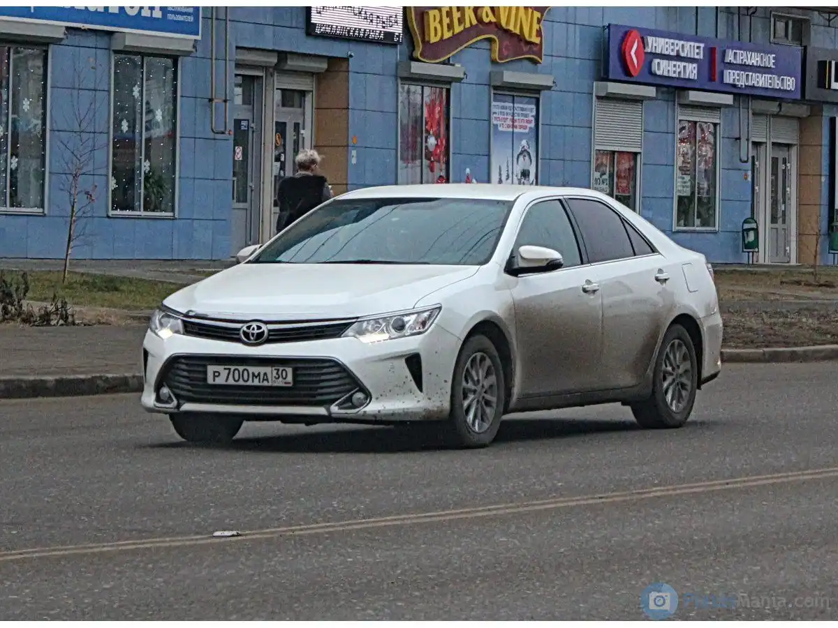 Фото автомобиля TOYOTA CAMRY, 2015 — госномер Е496МХ30. Цвет: ПЕРЛАМУТРОВО-БЕЛЫЙ