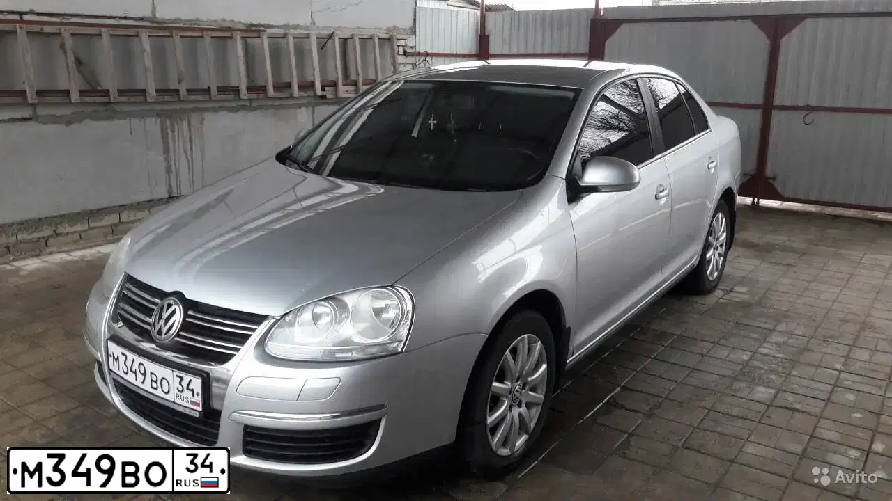 Фото автомобиля VOLKSWAGEN JETTA, 2007 — госномер М349ВО34. Цвет: серебристый