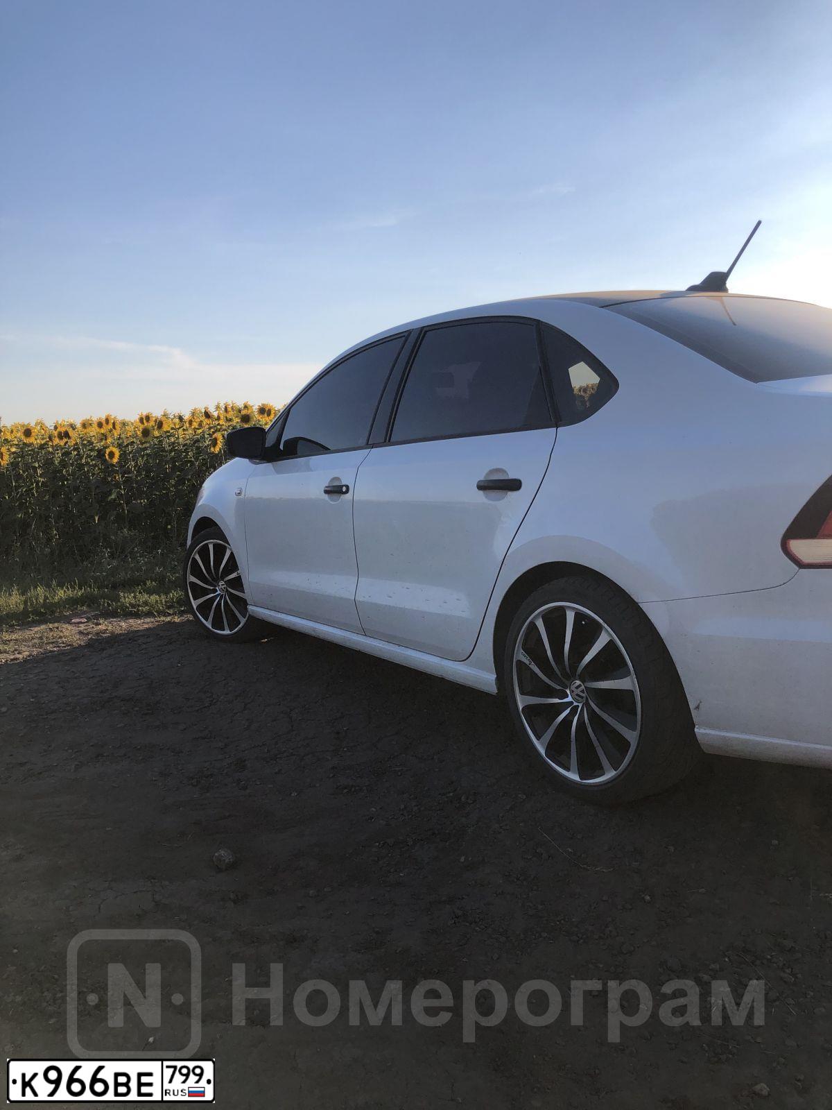 Фото автомобиля VOLKSWAGEN POLO, 2017 — госномер К966ВЕ799. Цвет: БЕЛЫЙ