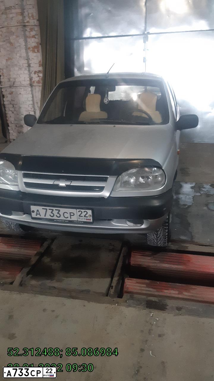 Фото автомобиля CHEVROLET NIVA, 2006 — госномер Р715ВХ154. Цвет: Серебристый