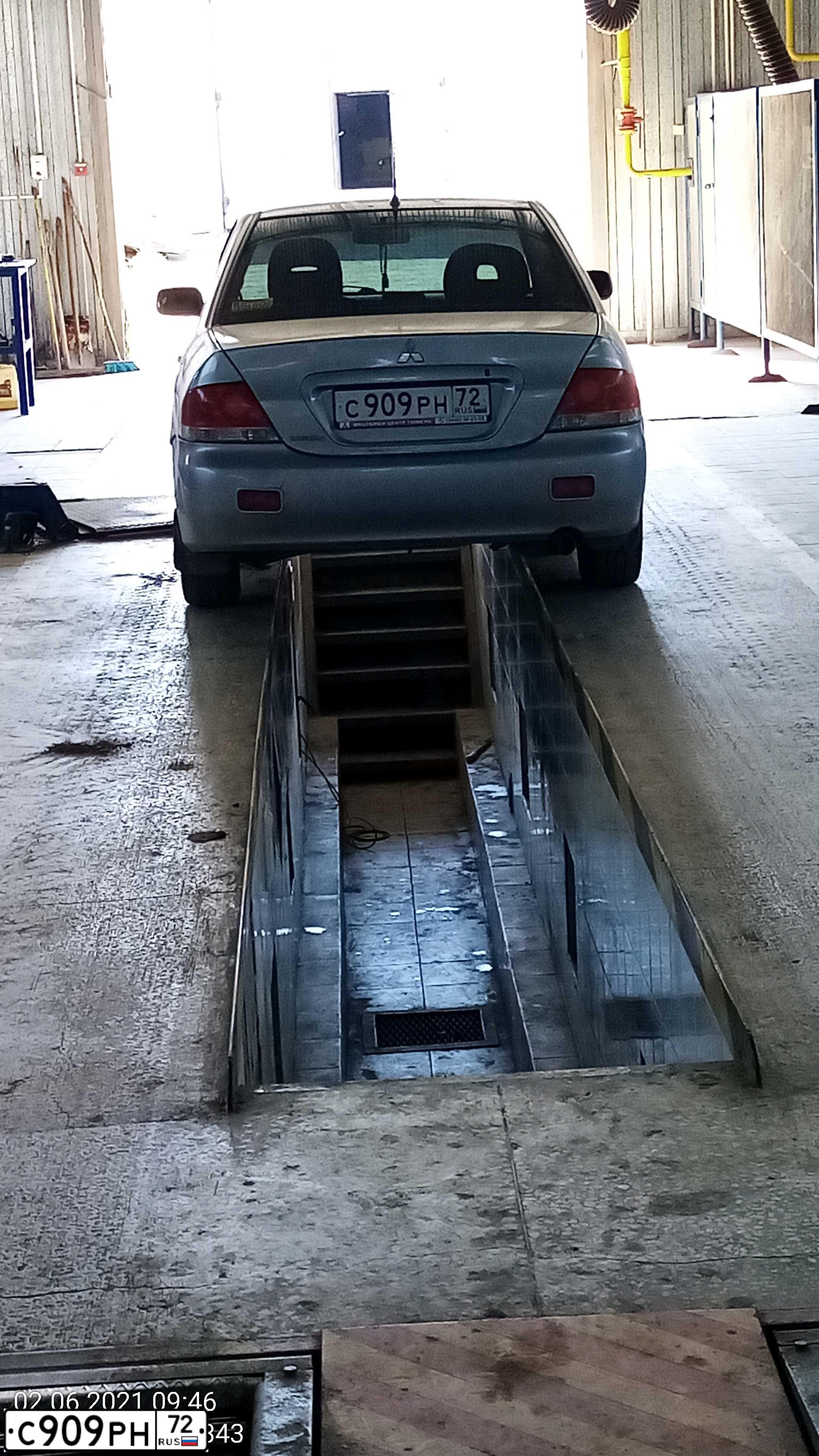 Фото автомобиля MITSUBISHI LANCER, 2004 — госномер С909РН72. Цвет: серебристый
