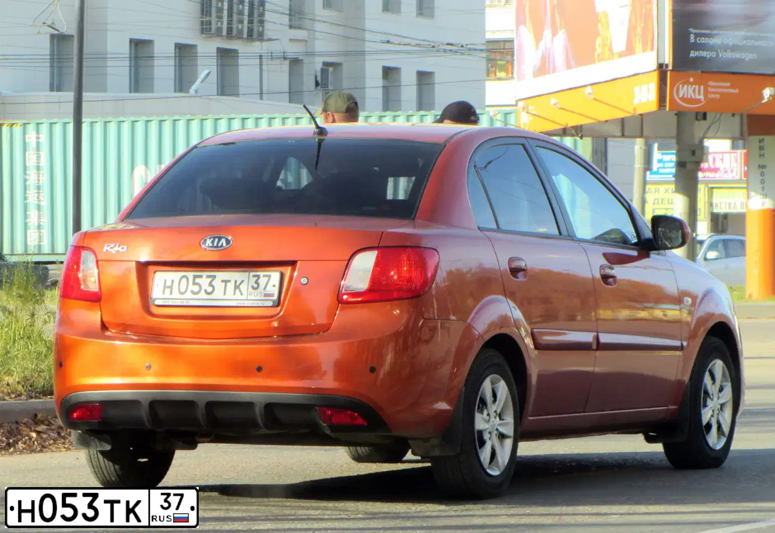 Фото автомобиля KIA RIO, 2011 — госномер О008СА44. Цвет: Оранжевый