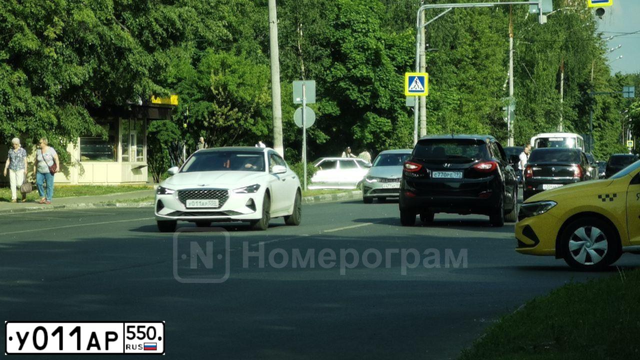 Фото автомобиля GENESIS S G70, 2019 — госномер У011АР550. Цвет: Белый