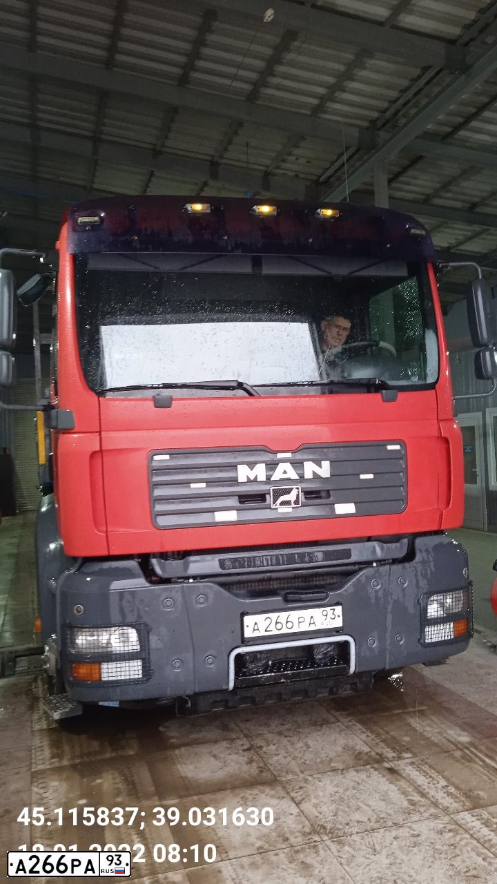Фото автомобиля MAN TGA 33.XXX /6X4/, 2008 — госномер А266РА93. Цвет: Красный