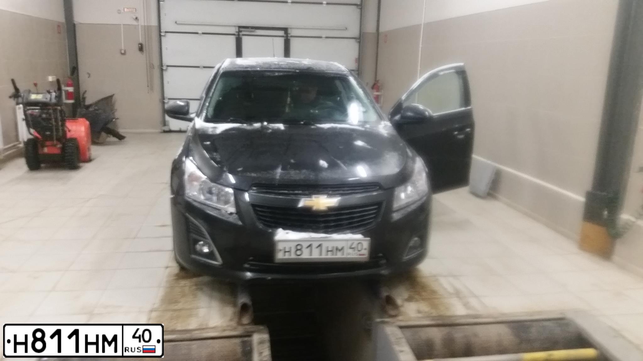 Фото автомобиля CHEVROLET CRUZE, 2012 — госномер Н811НМ40. Цвет: ЧЕРНЫЙ МЕТАЛЛИК