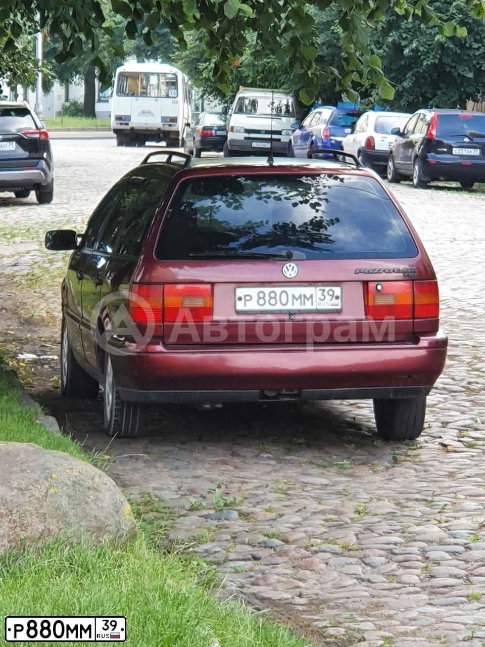 Фото автомобиля VOLKSWAGEN PASSAT, 1988 — госномер Р880ММ39. Цвет: ВИШНЕВЫЙ