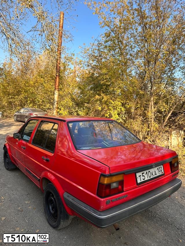 Фото автомобиля VOLKSWAGEN JETTA, 1984 — госномер Т510КА102. Цвет: КРАСНЫЙ