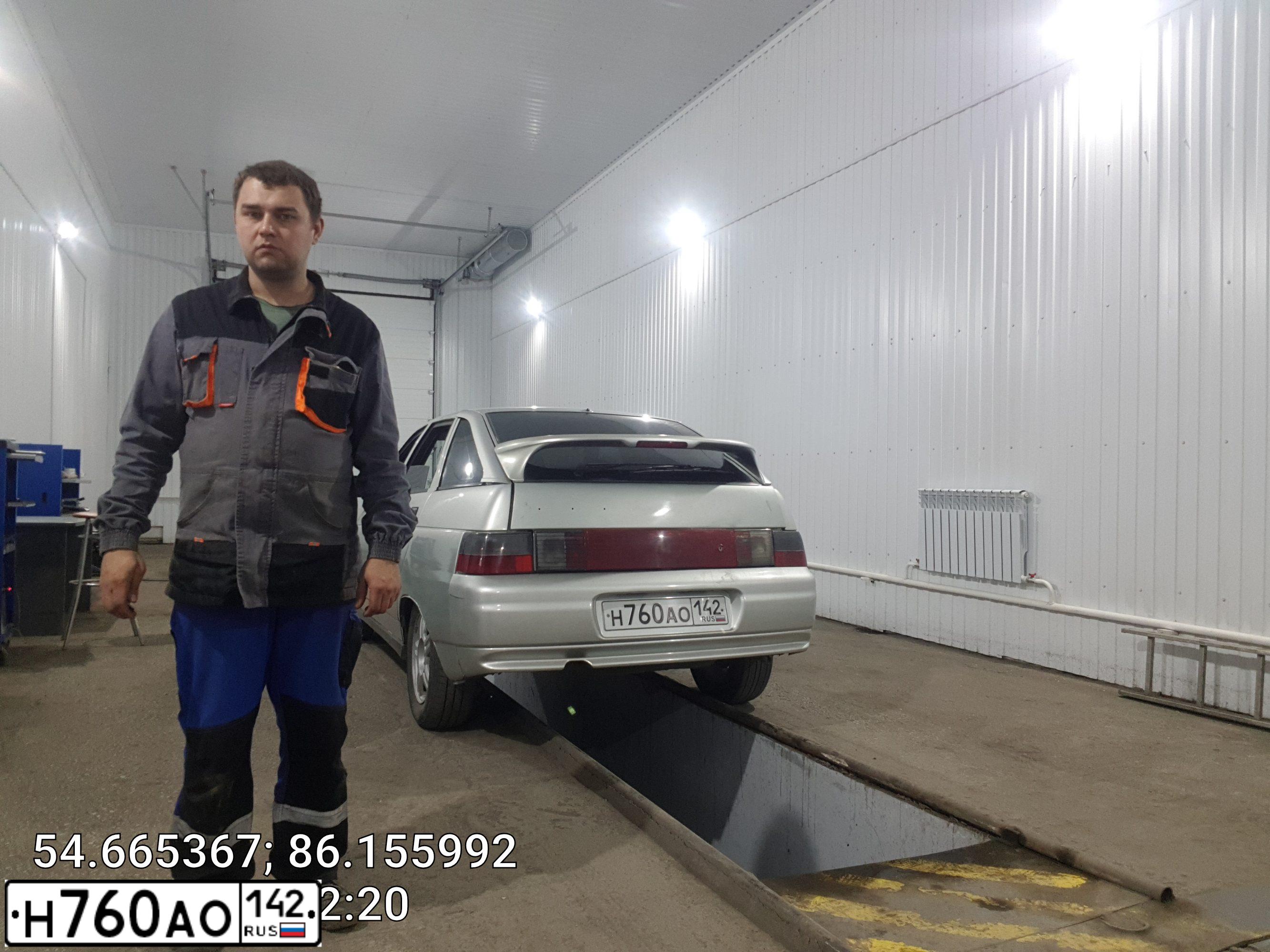 Фото автомобиля LADA 2106, 1989 — госномер О228АК26. Цвет: КРАСНЫЙ