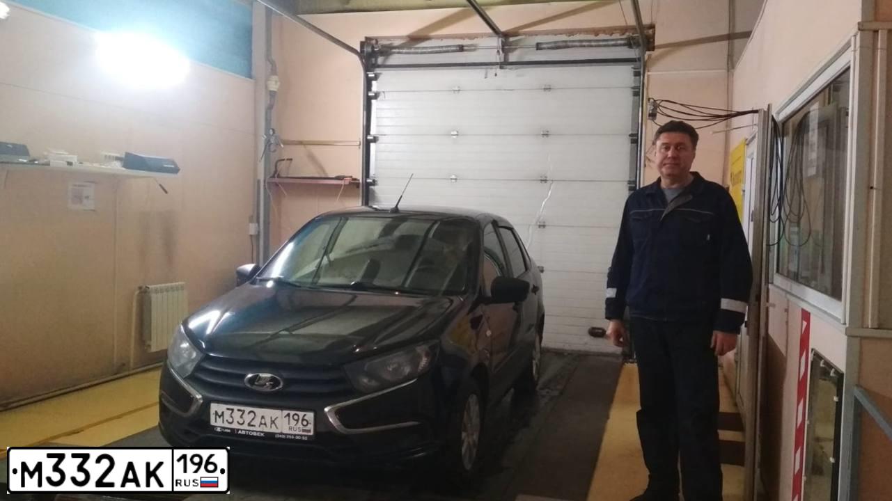 Фото автомобиля LADA 2190 GRANTA, 2019 — госномер М332АК196. Цвет: ЧЕРНЫЙ