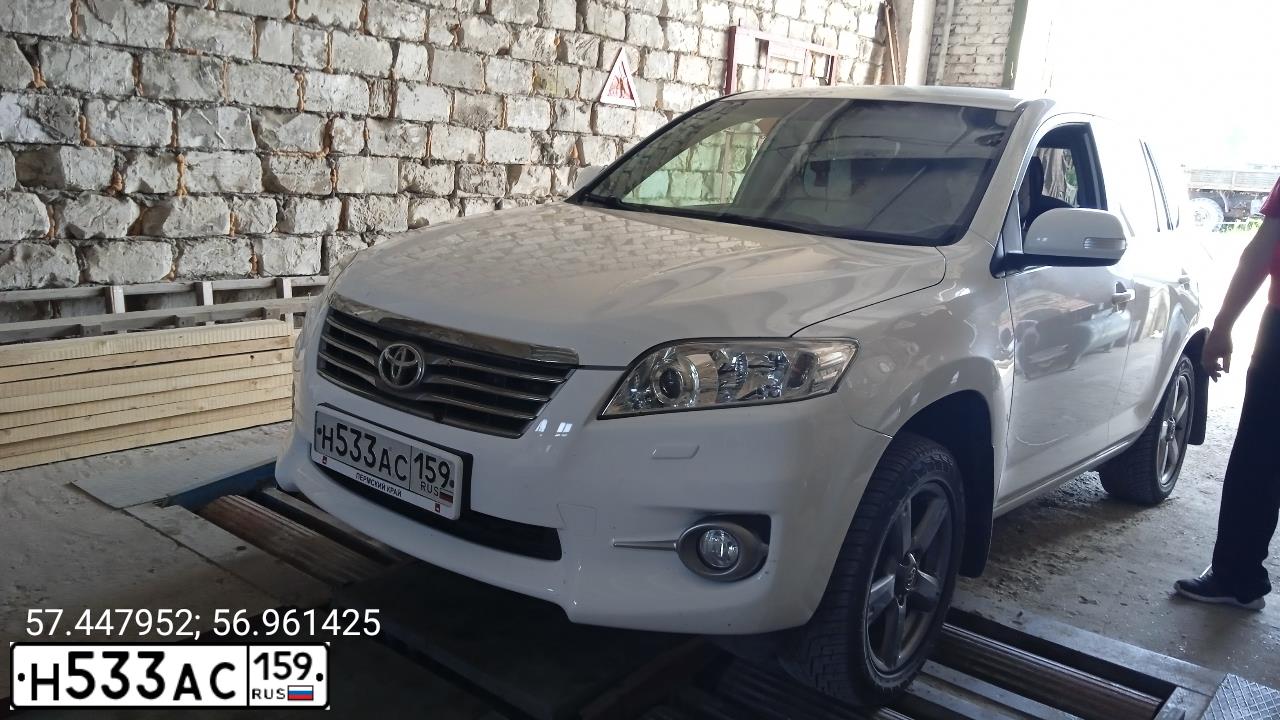Фото автомобиля TOYOTA RAV4, 2012 — госномер Е009КТ89. Цвет: Белый