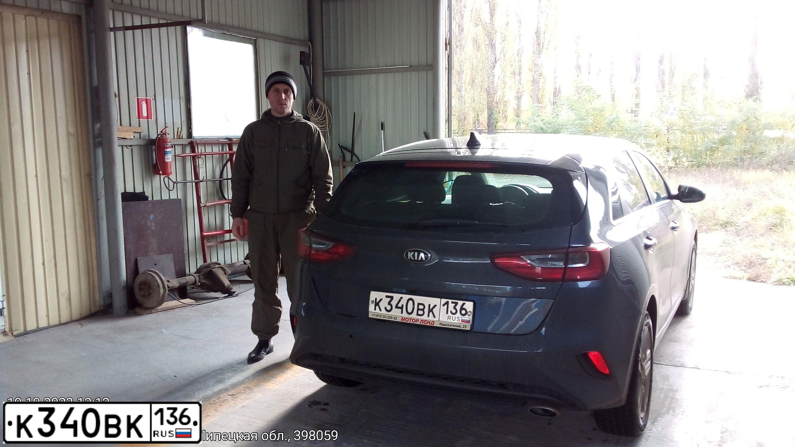 Фото автомобиля KIA CEE'D, 2018 — госномер Р482НЕ48. Цвет: Серый