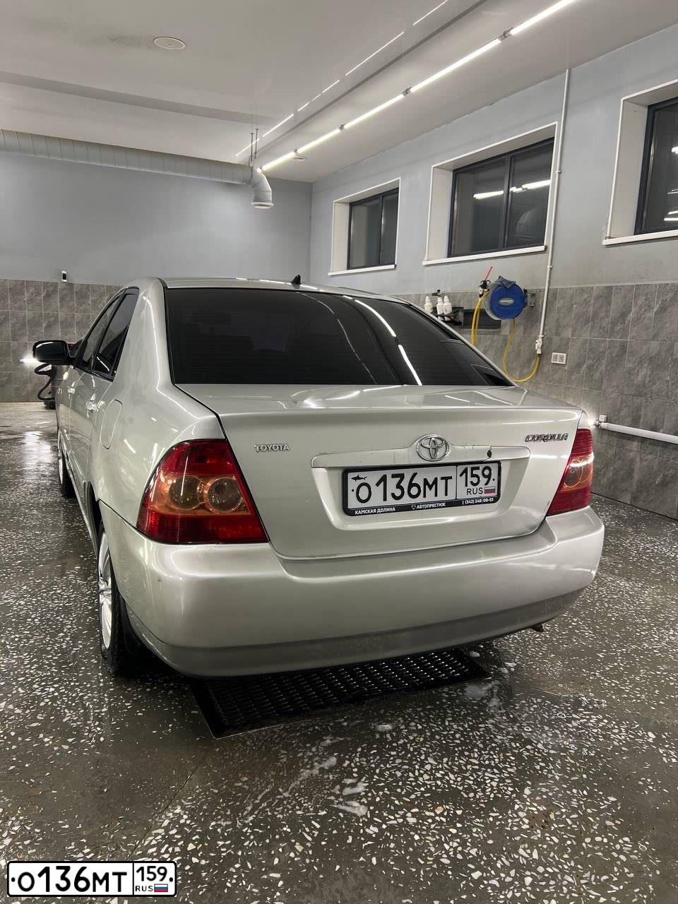 Фото автомобиля TOYOTA COROLLA, 2005 — госномер Т527МВ196. Цвет: Серебристый
