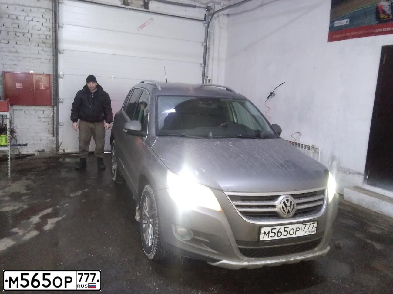 Фото автомобиля VOLKSWAGEN TIGUAN, 2009 — госномер М565ОР777. Цвет: Серый