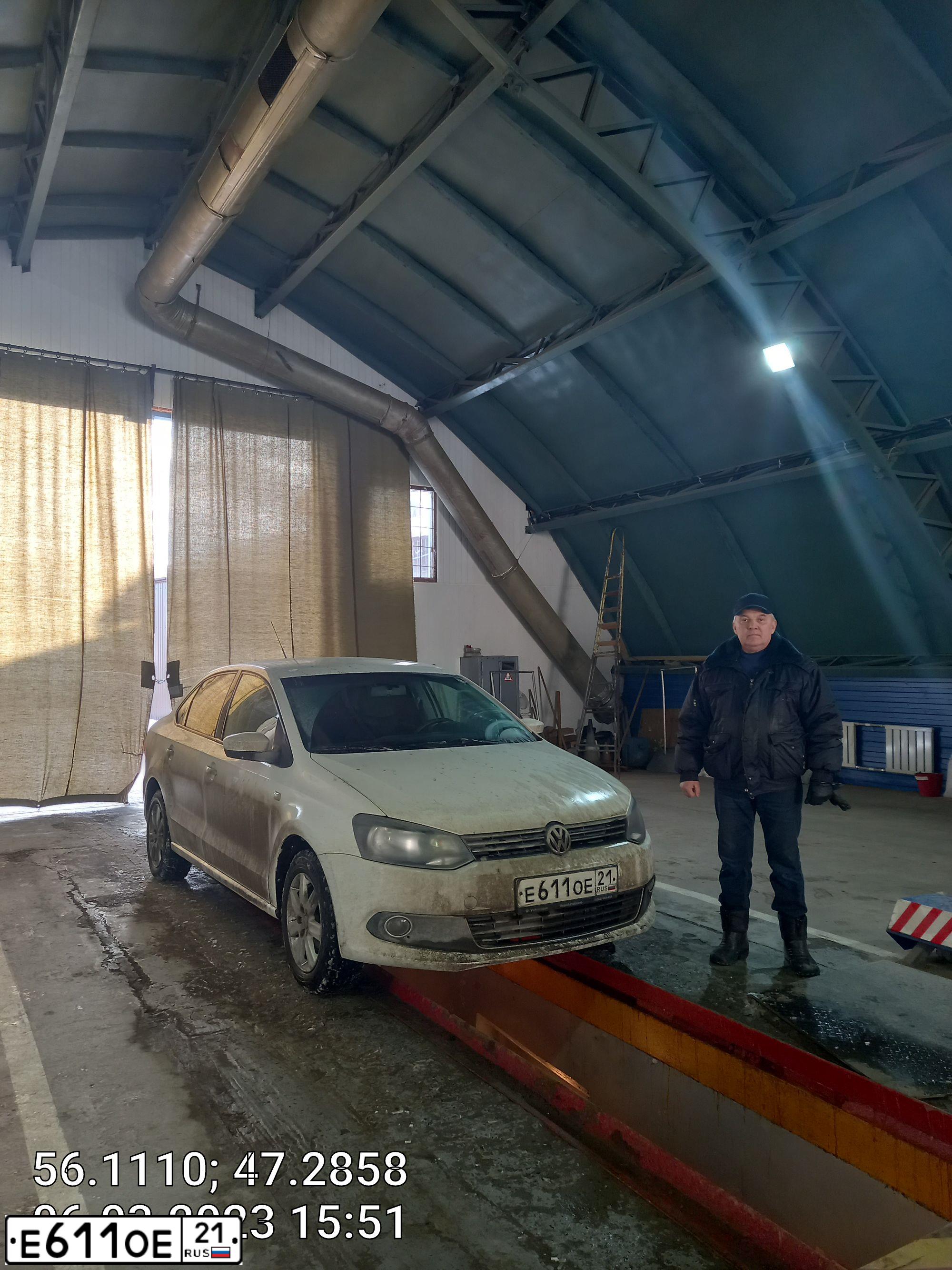 Фото автомобиля VOLKSWAGEN POLO, 2012 — госномер М211УТ21. Цвет: Белый