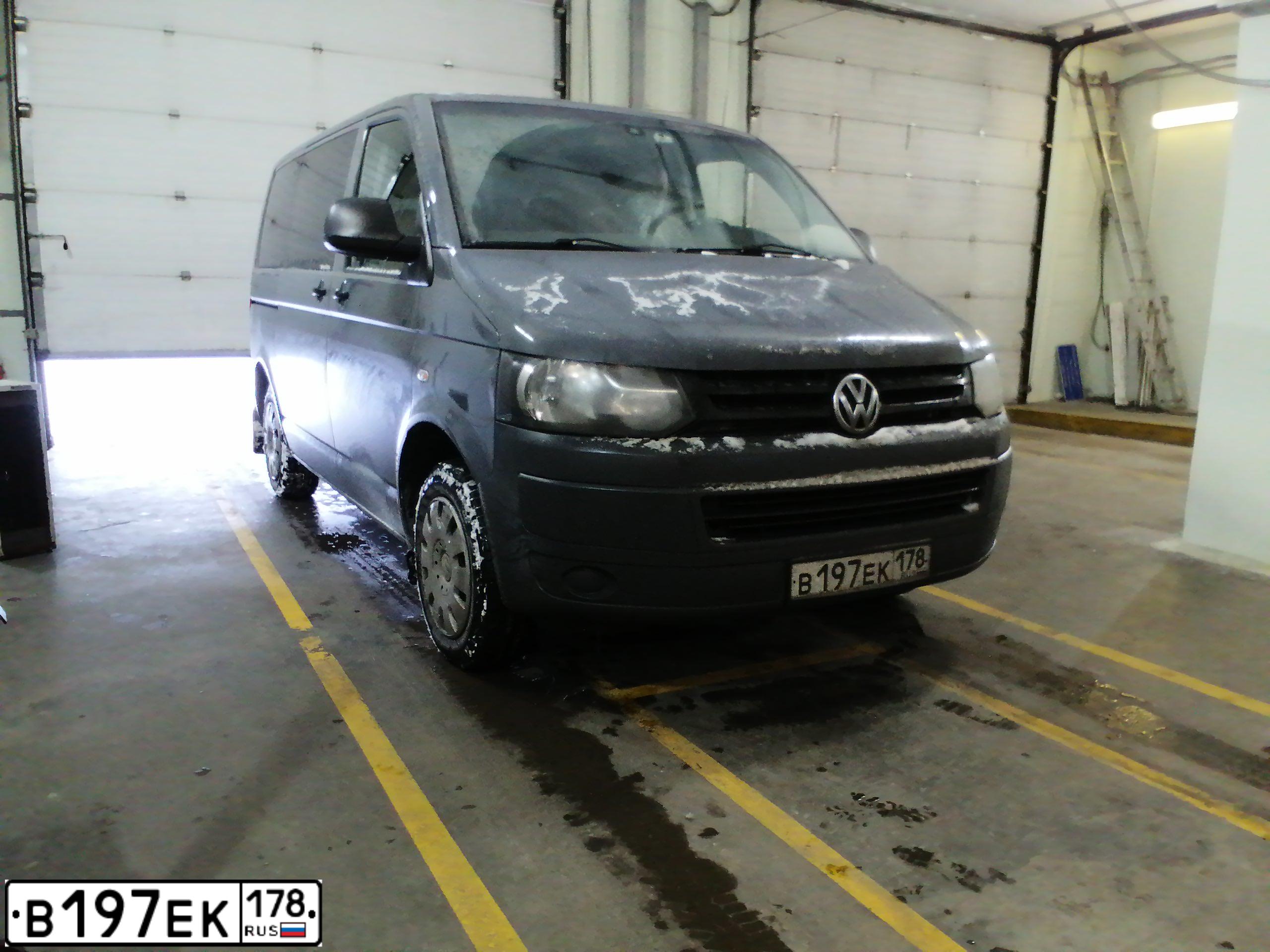 Фото автомобиля VOLKSWAGEN TRANSPORTER, 2011 — госномер В197ЕК178. Цвет: ТЕМНО-СЕРЫЙ