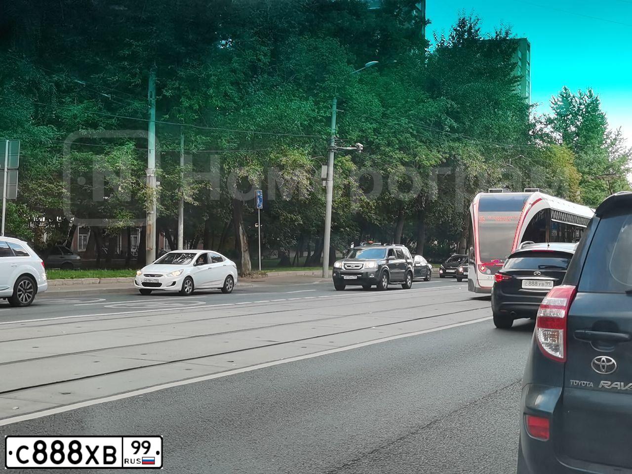 Фото автомобиля TOYOTA RAV4, 1999 — госномер С888ХВ99. Цвет: СИНИЙ