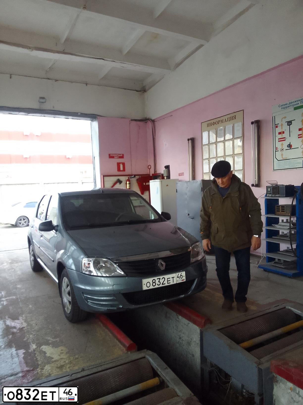 Фото автомобиля RENAULT LOGAN, 2011 — госномер О832ЕТ46. Цвет: СИНИЙ