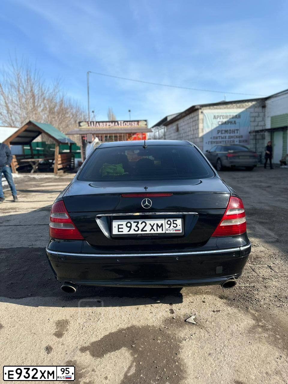 Фото автомобиля MERCEDES-BENZ E200, 2005 — госномер Х578ЕР154. Цвет: ЧЕРНЫЙ