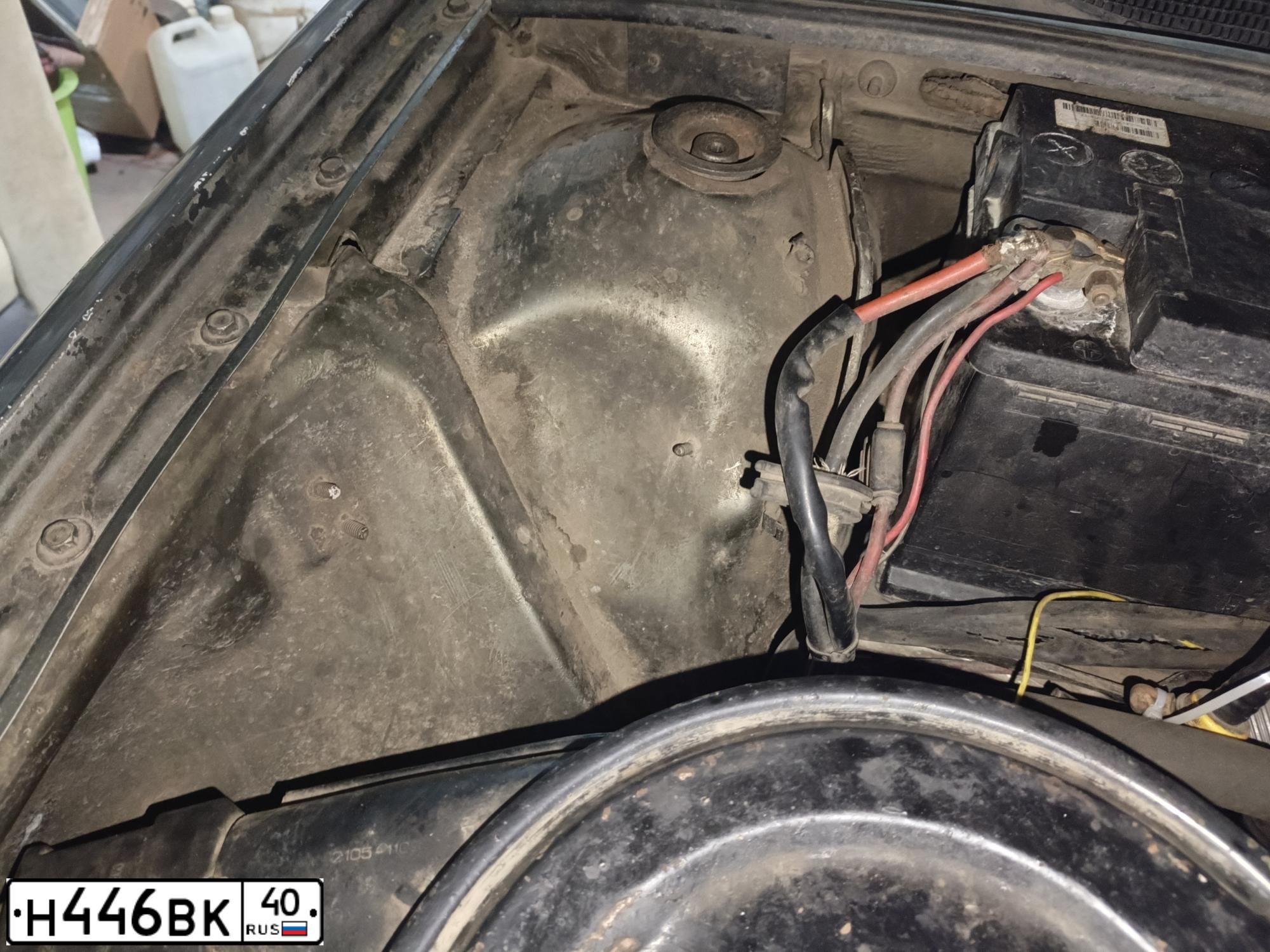 Фото автомобиля AUDI 80, 1988 — госномер Н446ВК40. Цвет: СЕРЫЙ