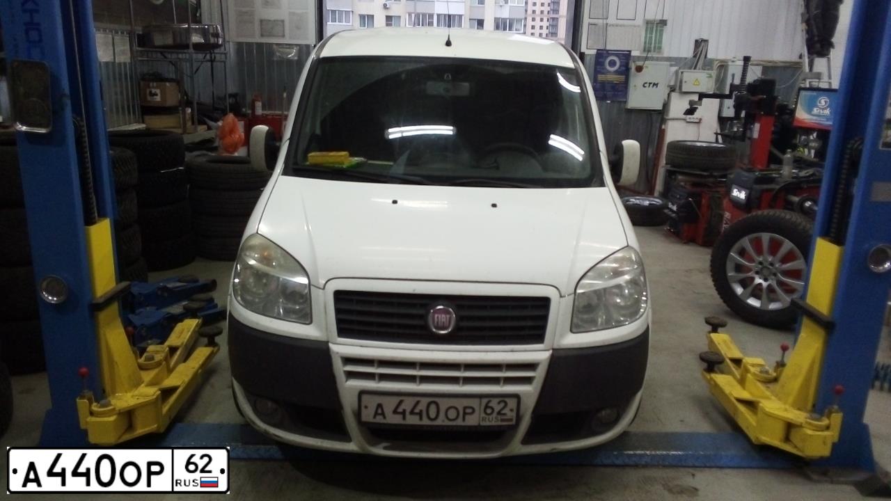 Фото автомобиля FIAT DOBLO, 2010 — госномер А440ОР62. Цвет: БЕЛЫЙ