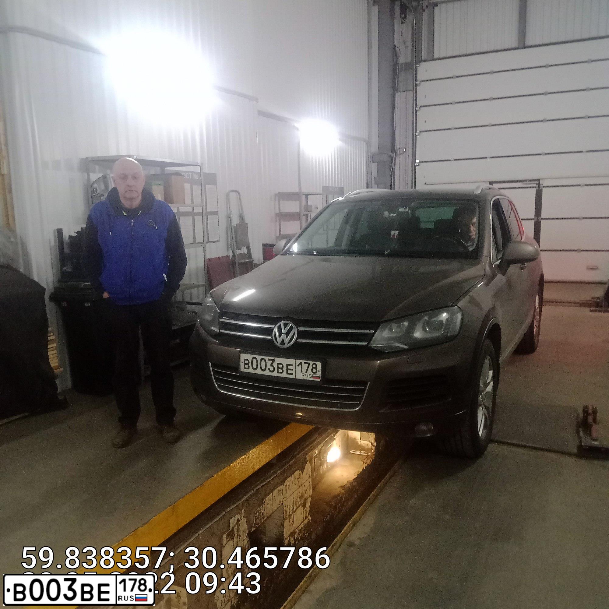 Фото автомобиля VOLKSWAGEN TOUAREG, 2014 — госномер Р253ОО797. Цвет: Коричневый