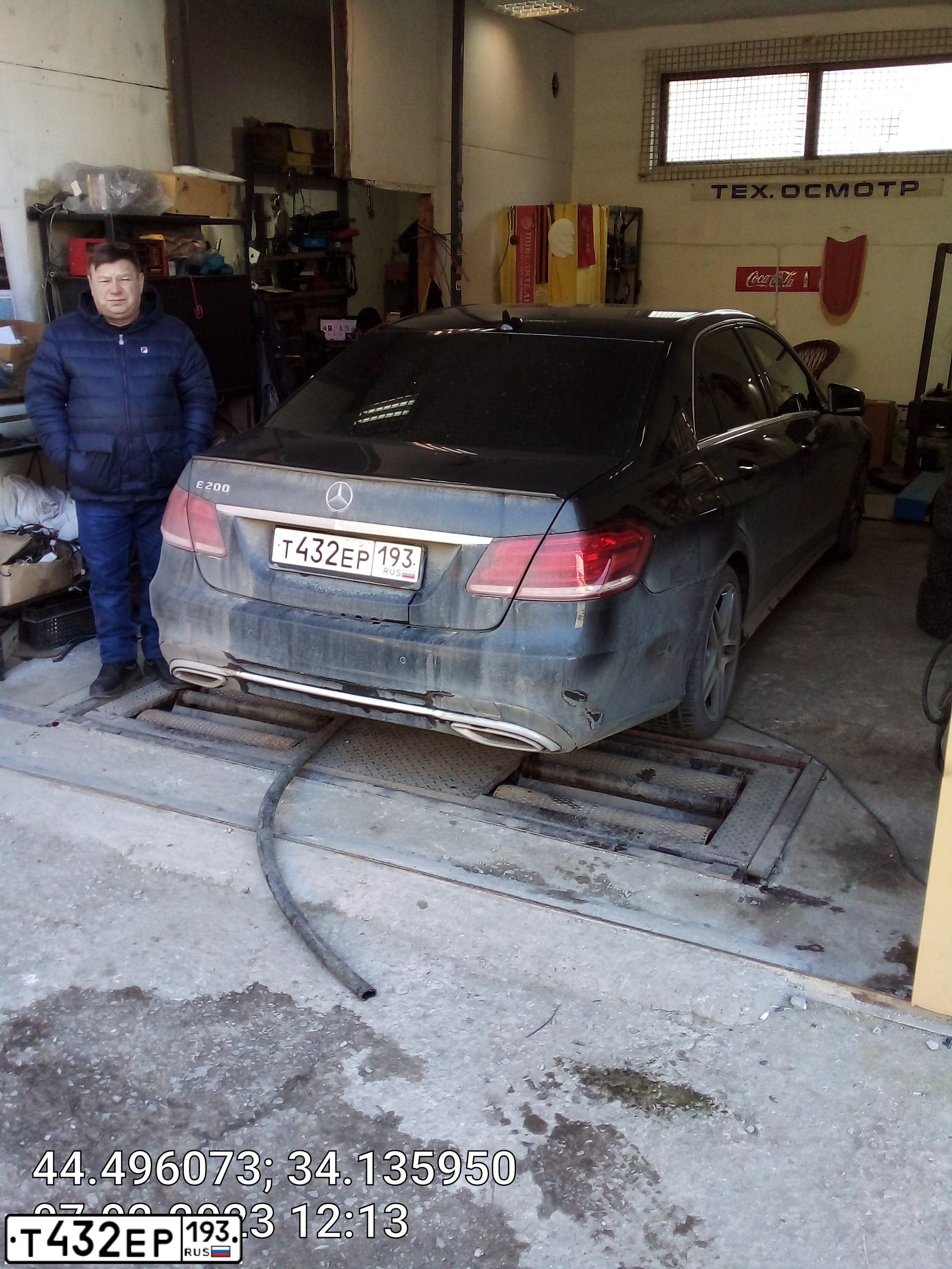 Фото автомобиля MERCEDES E-KLASSE, 2014 — госномер Т432ЕР193. Цвет: ЧЕРНЫЙ
