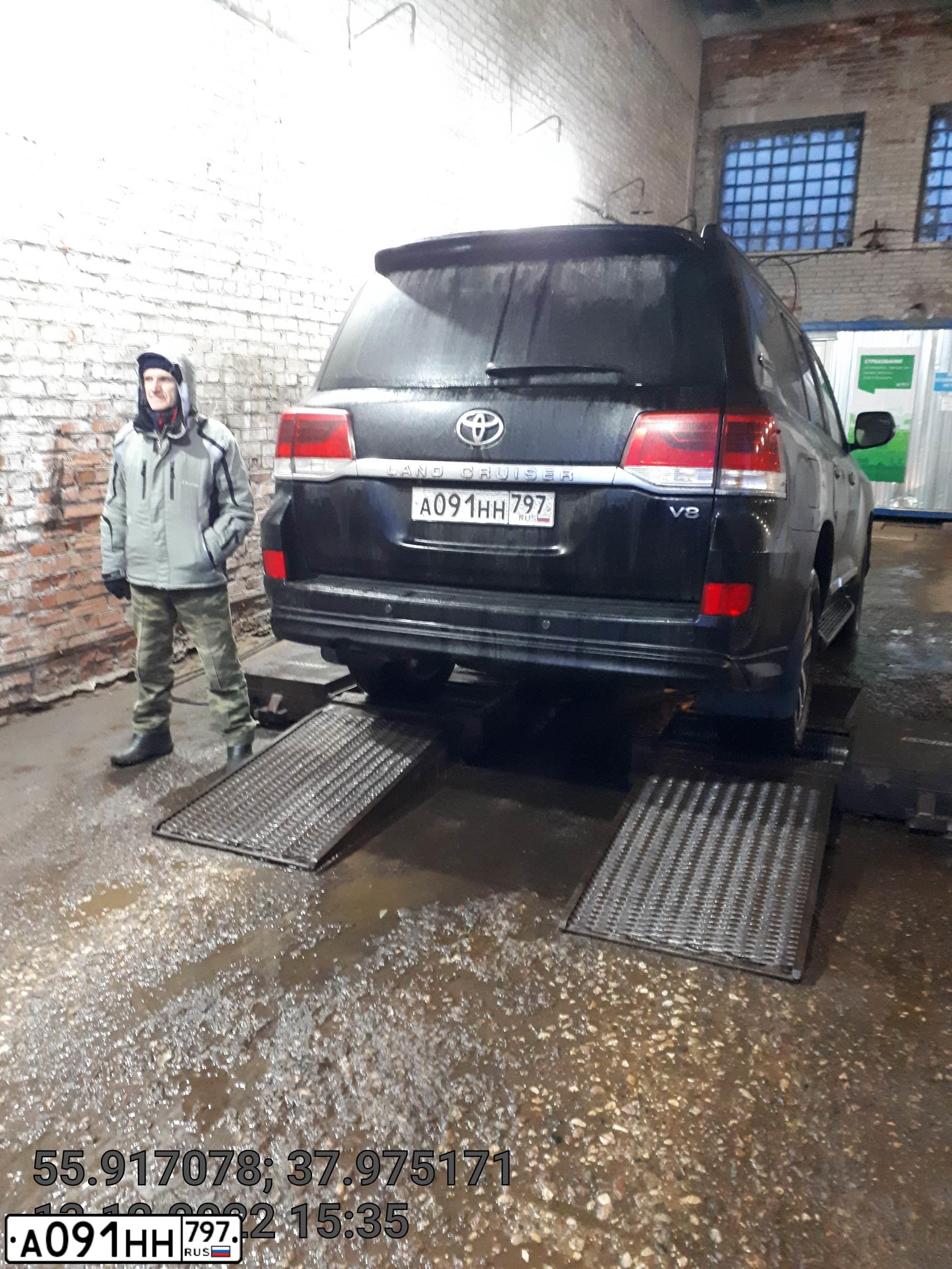 Фото автомобиля TOYOTA LANDCRUISER 200, 2008 — госномер О005ММ99. Цвет: ЧЕРНЫЙ