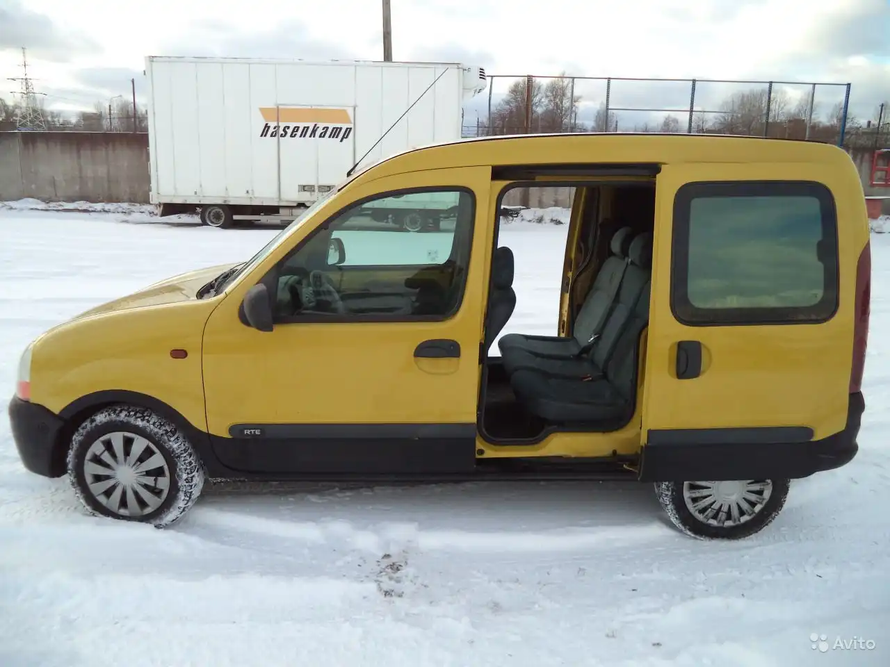 Фото автомобиля RENAULT KANGOO, 1999 — госномер В175ХХ47. Цвет: ЖЁЛТЫЙ