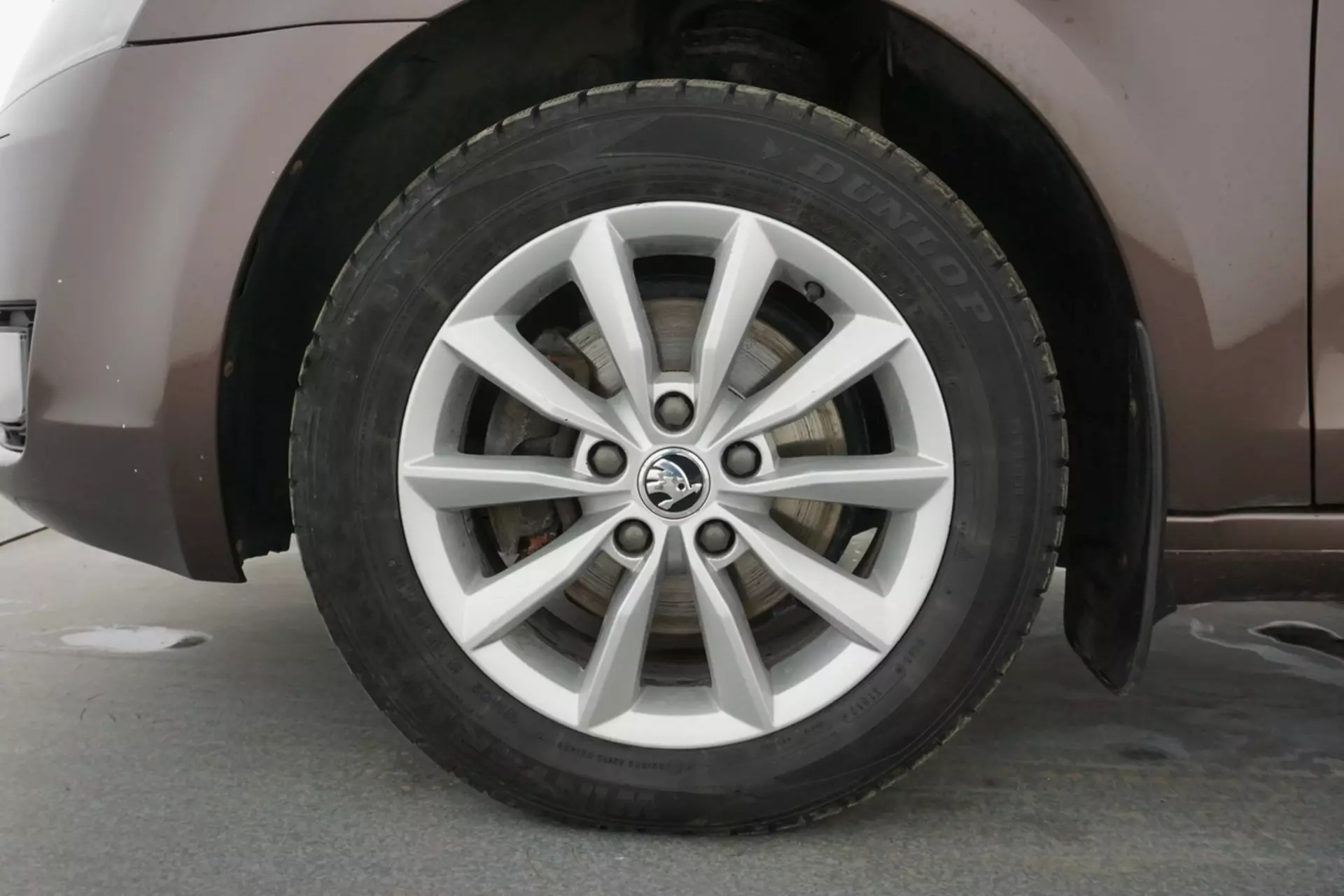 Фото автомобиля SKODA OCTAVIA, 2014 — госномер Н330НТ198. Цвет: Коричневый