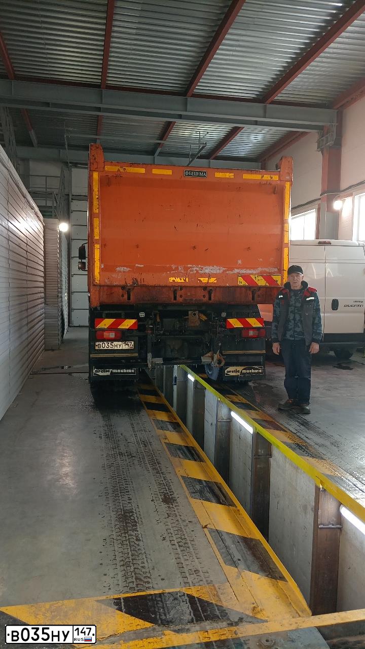 Фото автомобиля VOLVO SERIE FM /6X4/, 2020 — госномер В035НУ147. Цвет: Оранжевый