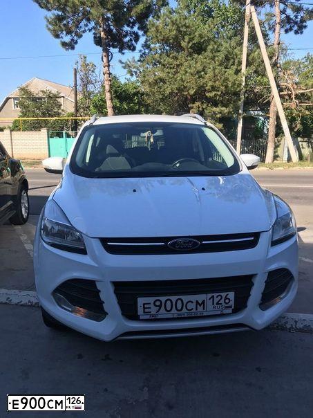 Фото автомобиля FORD KUGA, 2013 — госномер Е900СМ126. Цвет: Белый