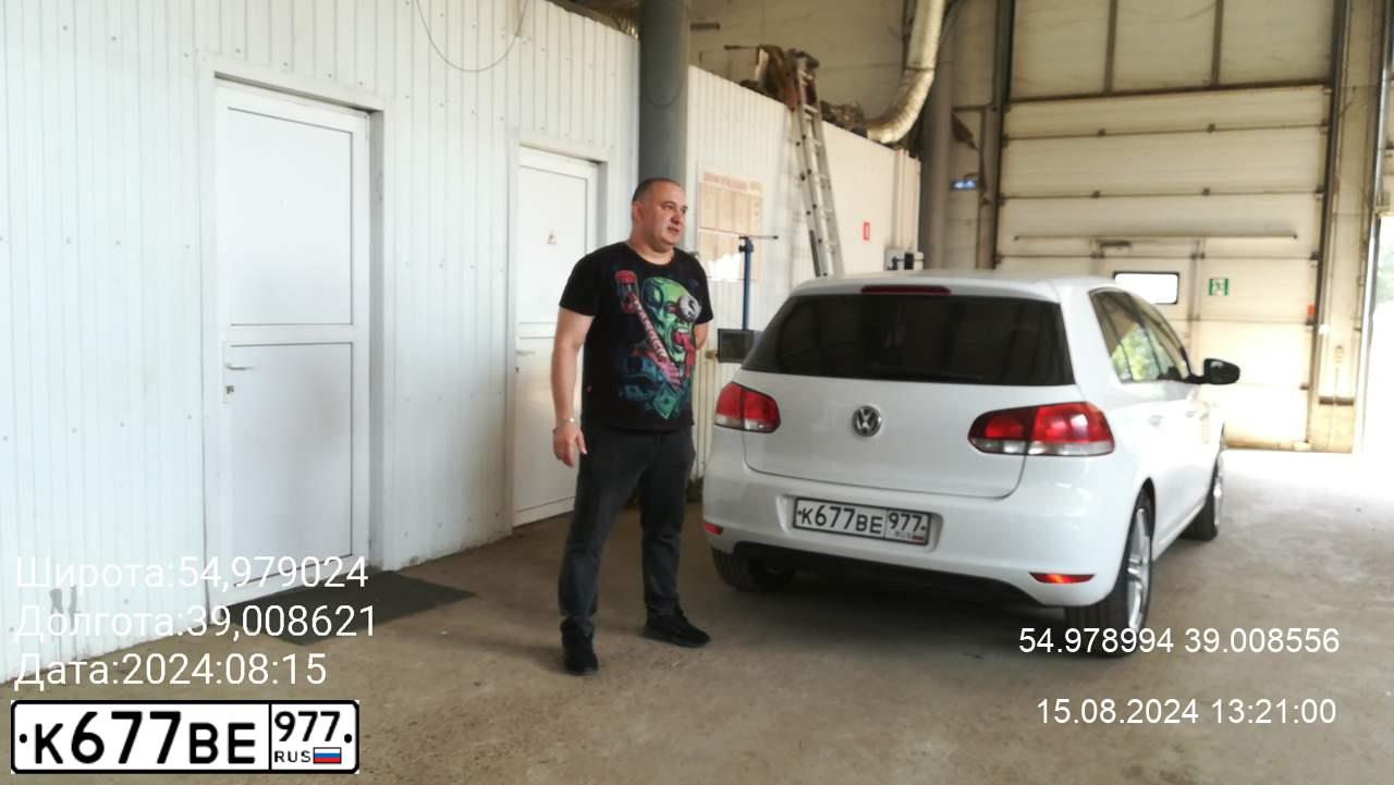 Фото автомобиля VOLKSWAGEN GOLF, 2011 — госномер К677ВЕ977. Цвет: Белый