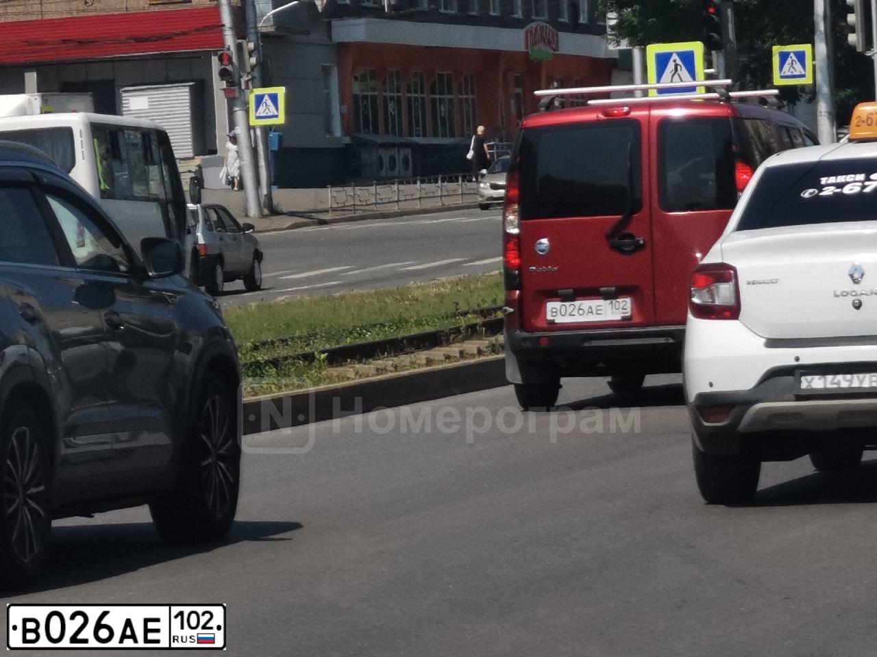 Фото автомобиля FIAT DOBLO, 2008 — госномер В026АЕ102. Цвет: КРАСНЫЙ СЦИЛЛА