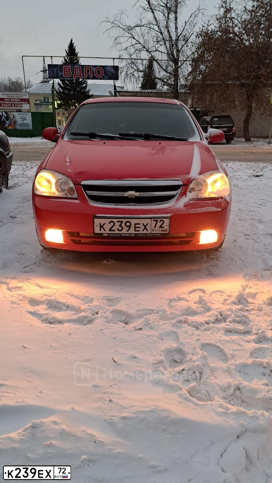 Фото автомобиля CHEVROLET LACETTI, 2007 — госномер К239ЕХ72. Цвет: КРАСНЫЙ