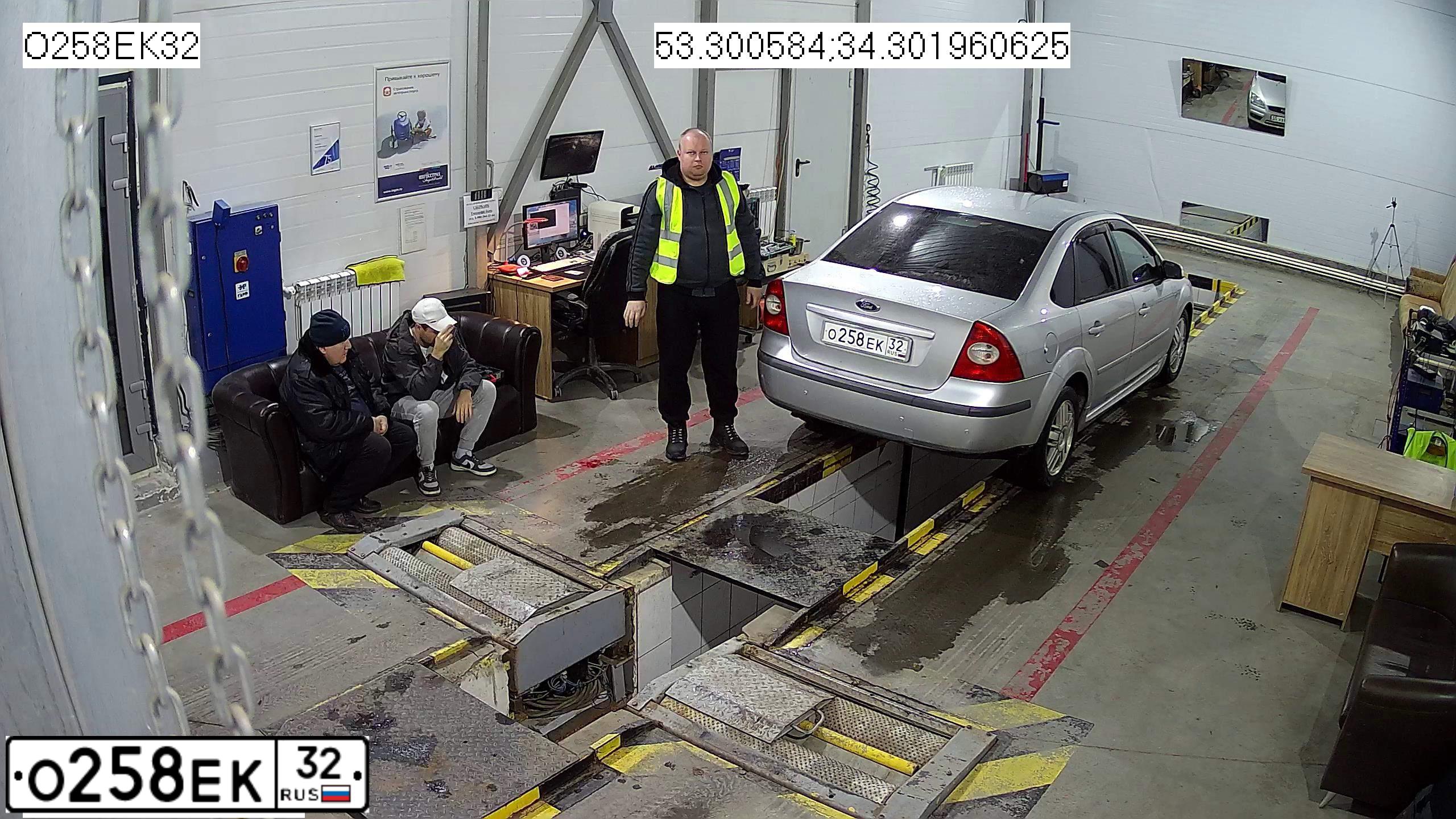 Фото автомобиля FORD D FOCUS, 2006 — госномер О258ЕК32. Цвет: СЕРЕБРИСТЫЙ