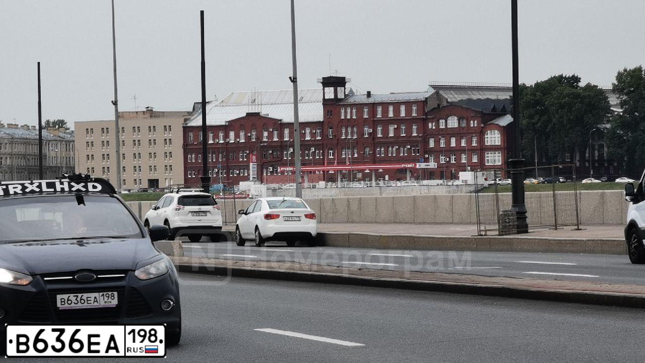 Фото автомобиля FORD FOCUS, 2012 — госномер В690НВ178. Цвет: ТЕМНО-СЕРЫЙ