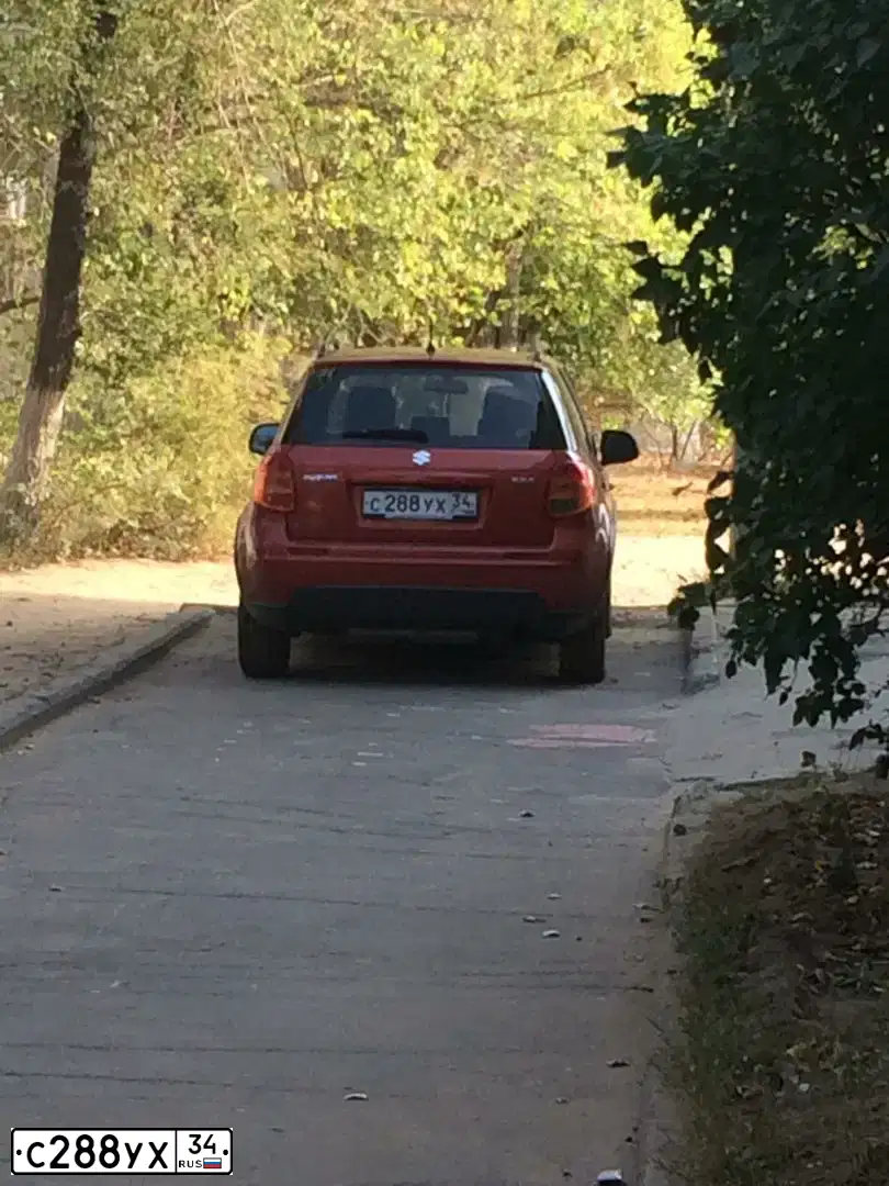 Фото автомобиля SUZUKI SX 4, 2009 — госномер С288УХ34. Цвет: ОРАНЖЕВЫЙ