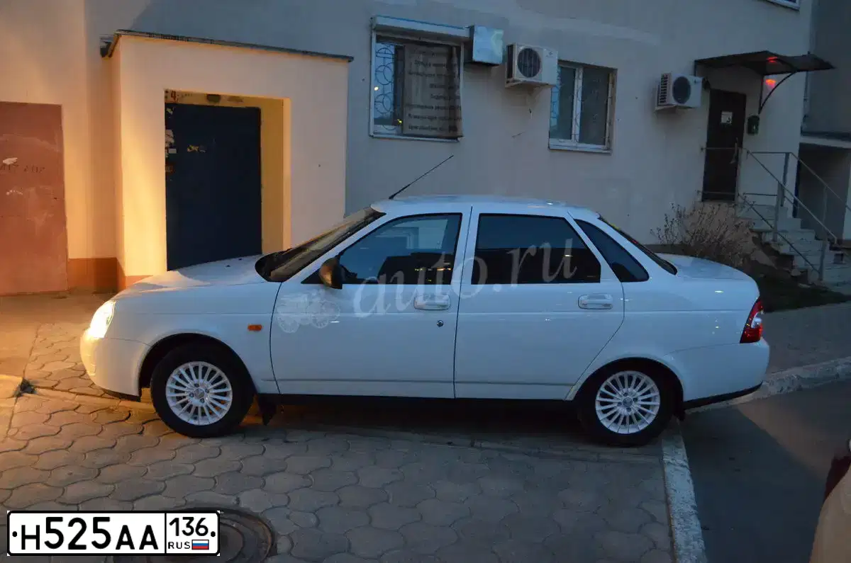 Фото автомобиля LADA 2170 PRIORA, 2015 — госномер Н525АА136. Цвет: БЕЛЫЙ