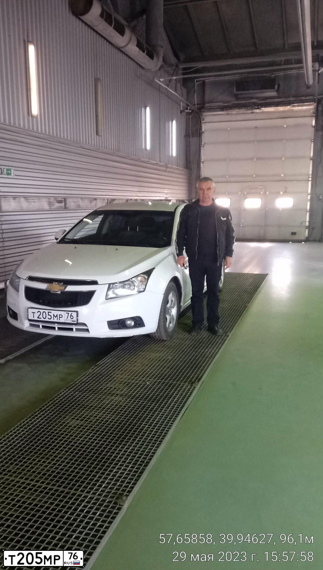 Фото автомобиля CHEVROLET CRUZE, 2012 — госномер Е409УО33. Цвет: Белый