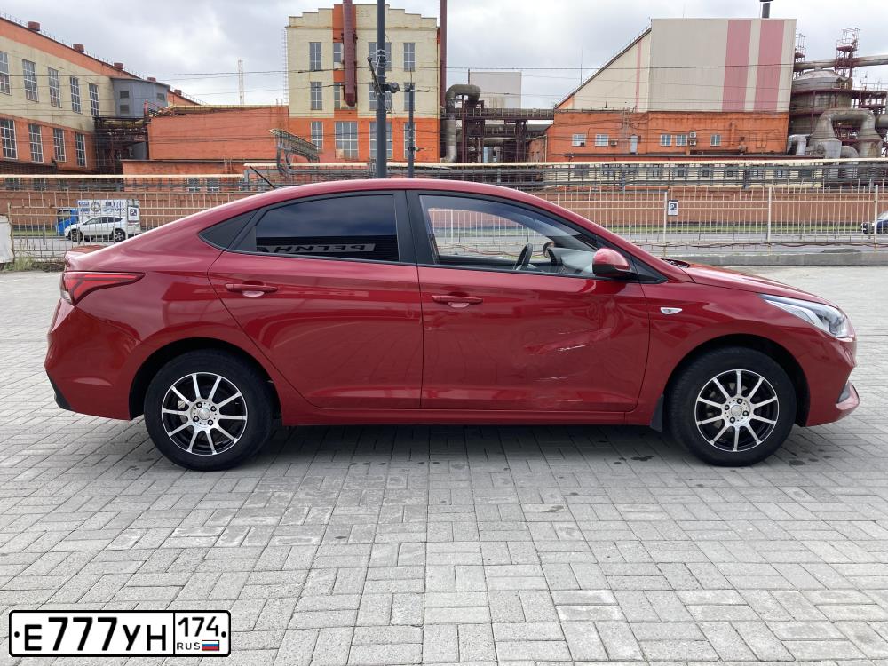 Фото автомобиля HYUNDAI SOLARIS, 2019 — госномер Т757ХЕ774. Цвет: Красный
