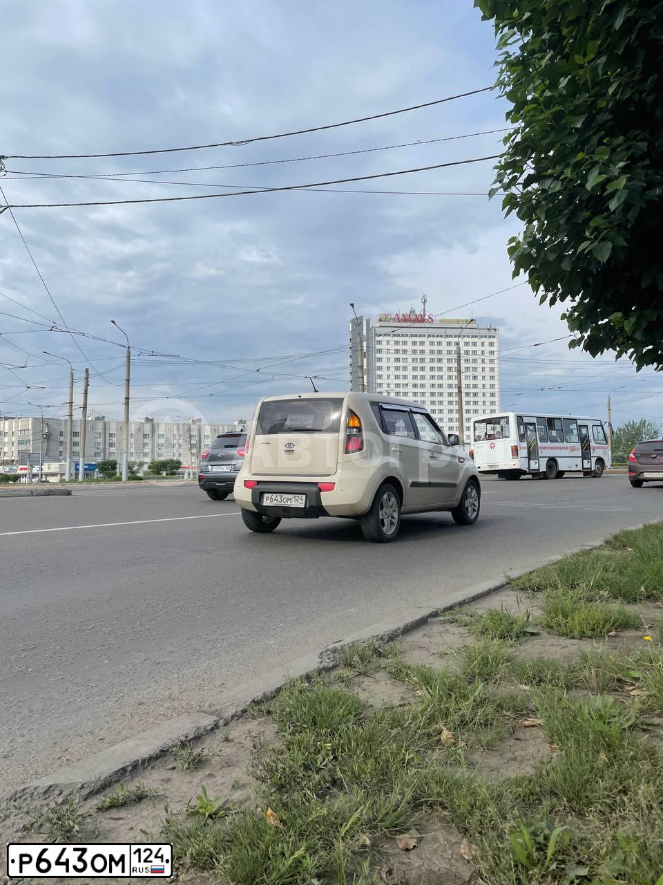 Фото автомобиля KIA SOUL, 2011 — госномер Р643ОМ124. Цвет: БЕЖЕВЫЙ