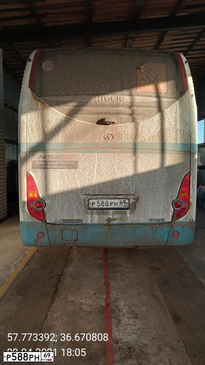 Фото автомобиля HIGER KLQ-SERIE, 2013 — госномер Р588РН69. Цвет: Белый