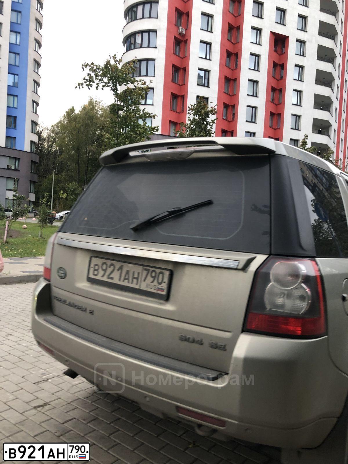 Фото автомобиля LANDROVER FREELANDER, 2011 — госномер В921АН790. Цвет: СЕРЫЙ