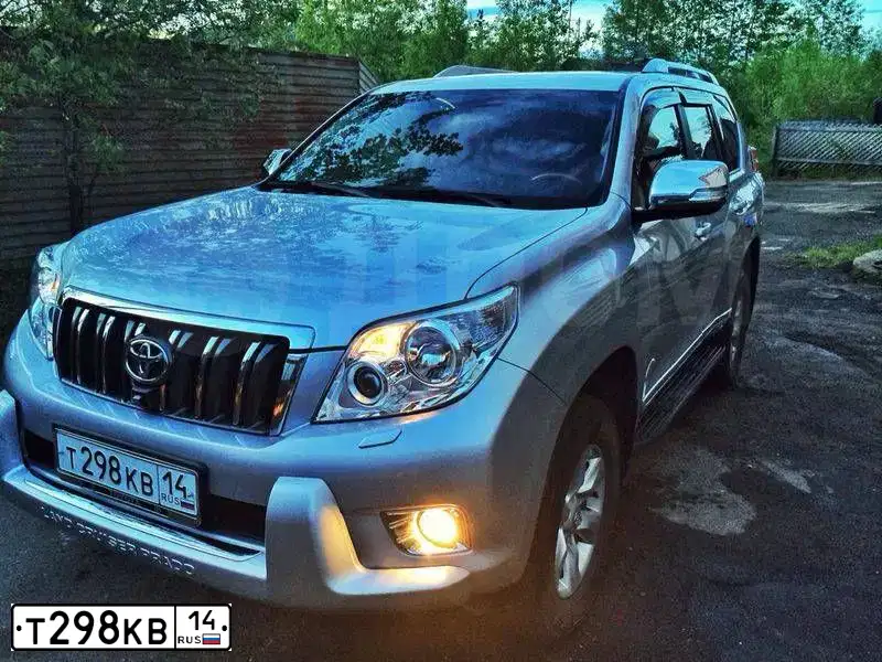 Фото автомобиля TOYOTA LANDCRUISER, 2011 — госномер Т298КВ14. Цвет: СЕРЫЙ