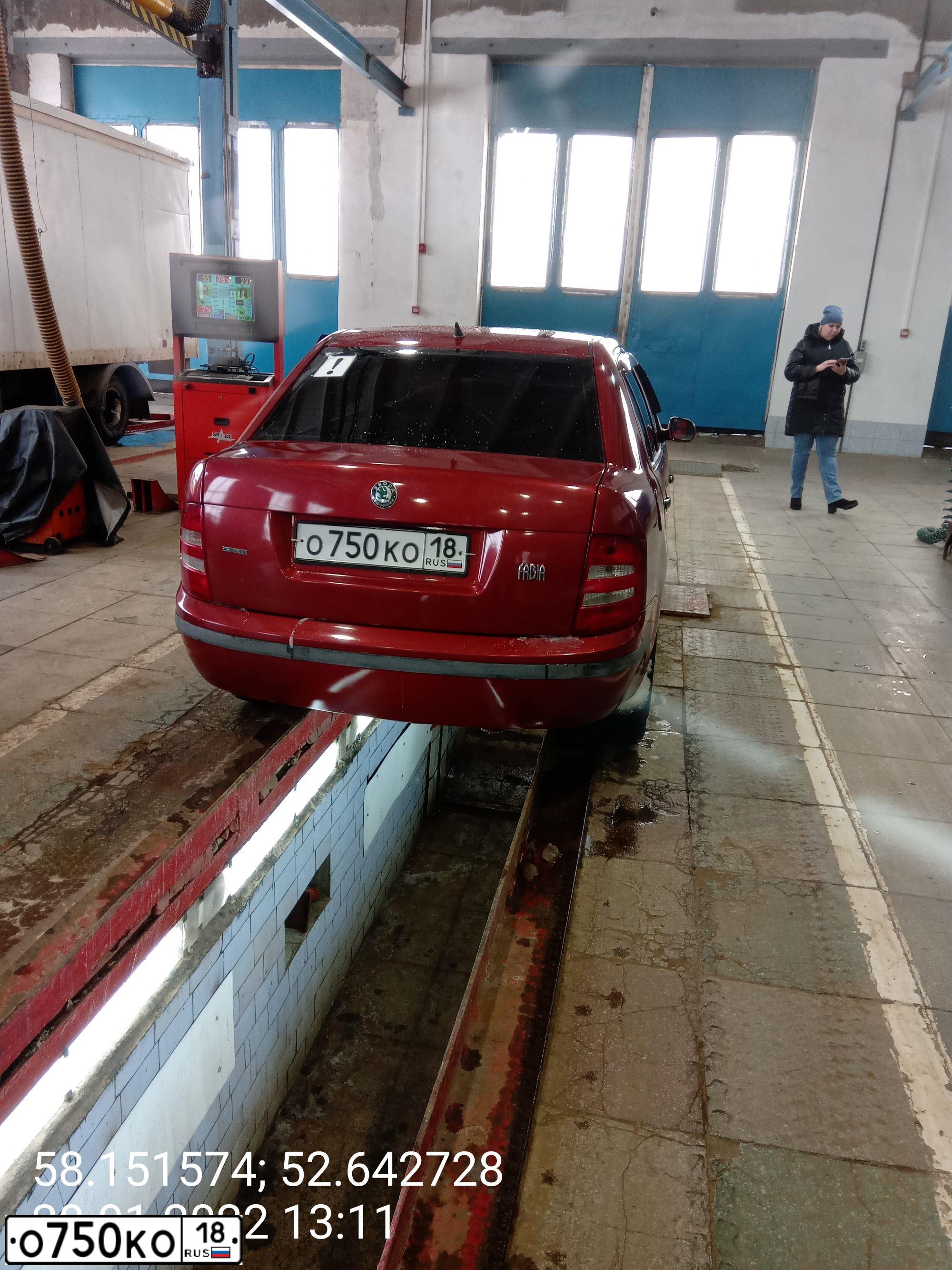 Фото автомобиля SKODA FABIA, 2001 — госномер О750КО18. Цвет: ТЕМНО-КРАСНЫЙ